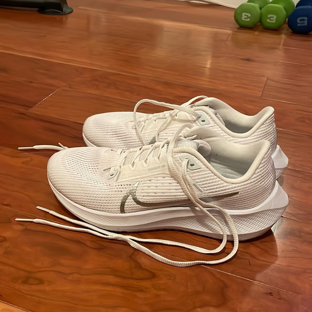 White Nike Pegasus 40